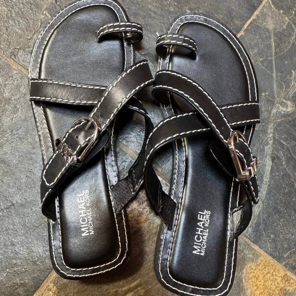 Michael Kors Women's Ashton Flat Thong Sandal size 7 - Picture 2 of 4